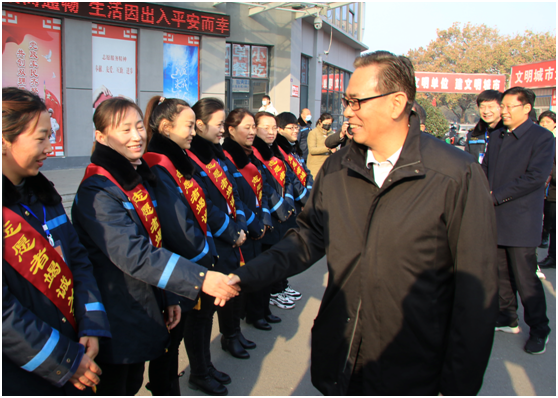 中华天下总工会副主席蔡振华到阜阳远程汽车中心站开展送温暖活动